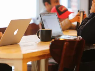 Personas con laptops en una sesión de trabajo